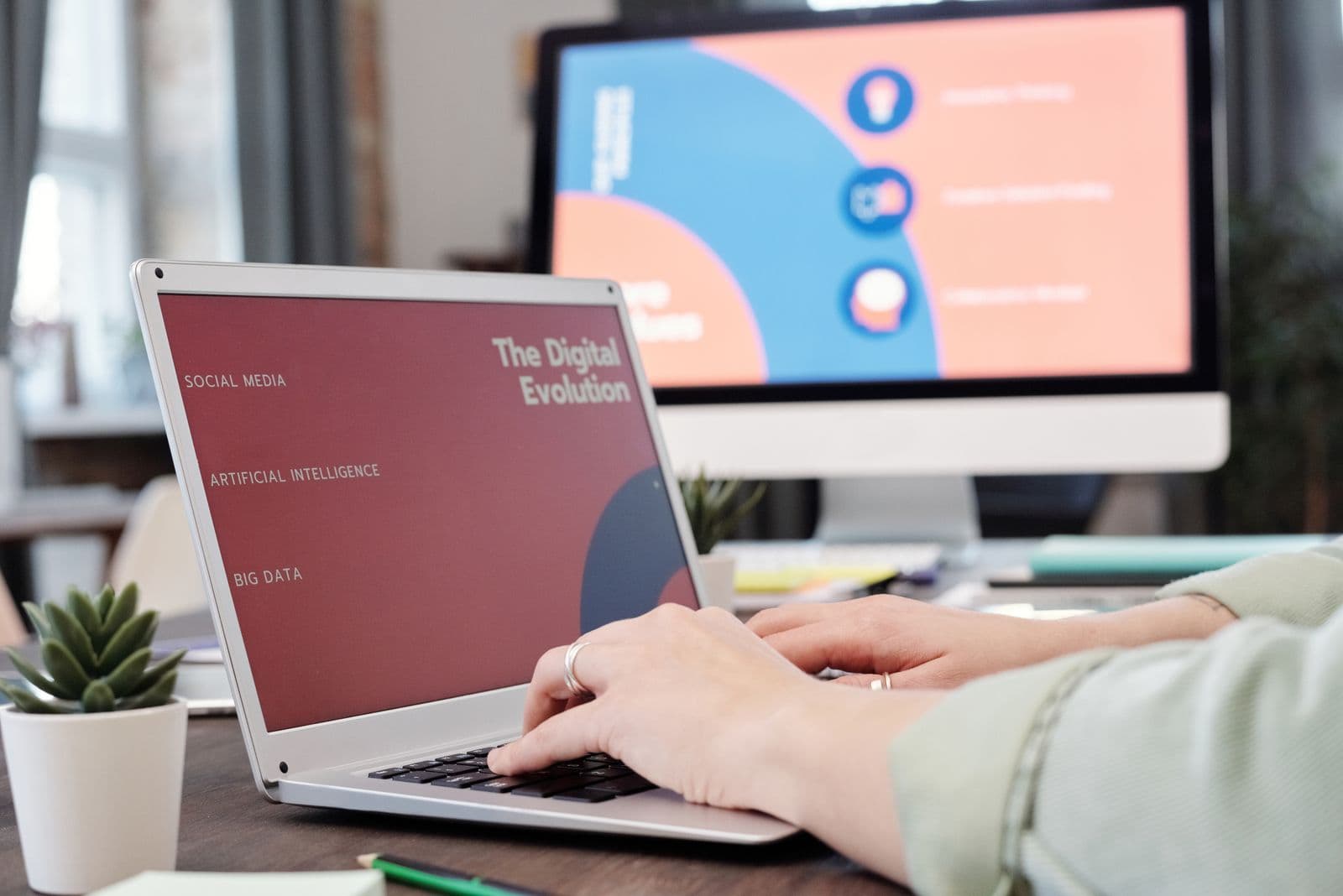 Hände am Laptop mit digitalen Themen: Künstliche Intelligenz, Big Data und Social Media