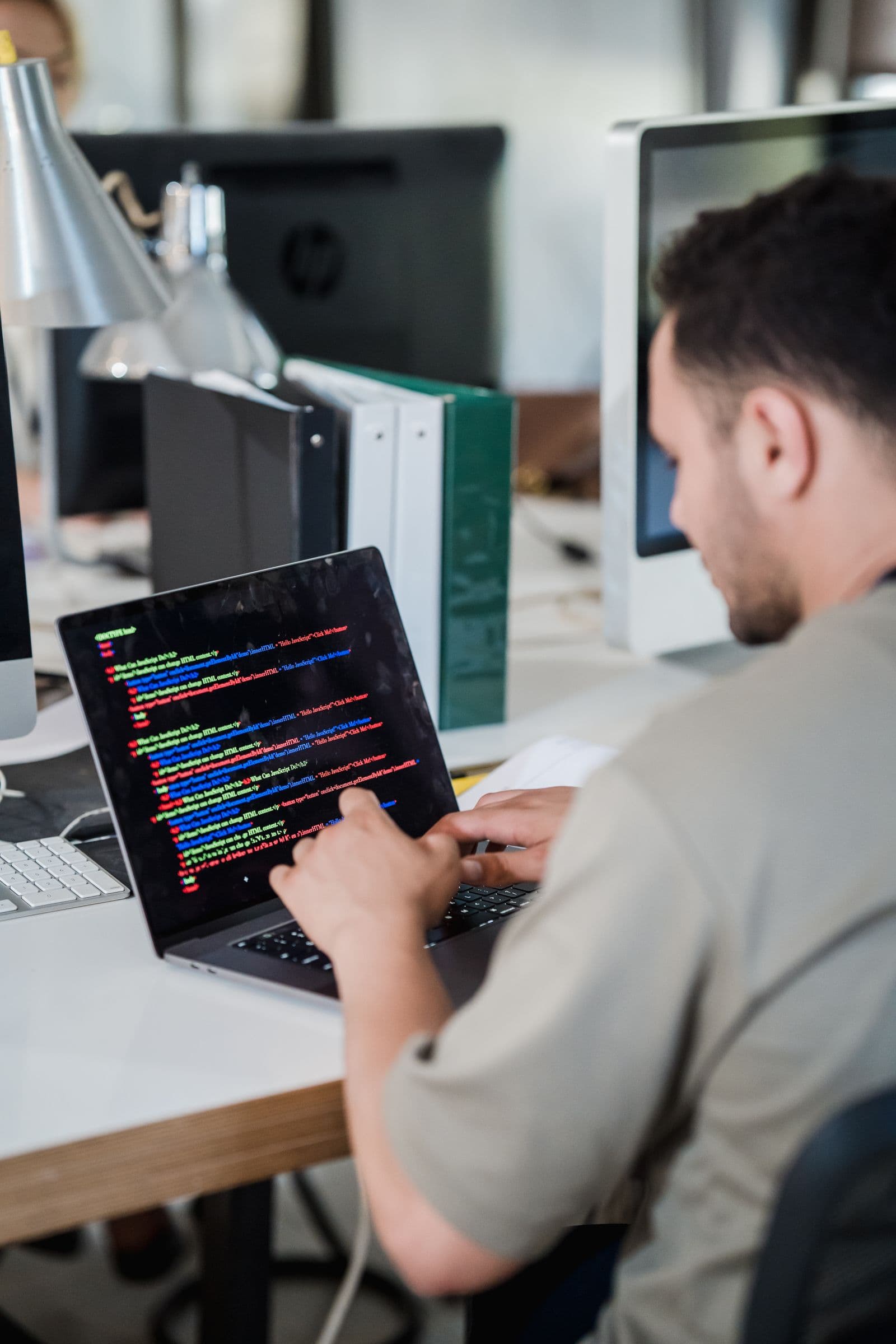 Entwickler beim Programmieren am Laptop im Büro