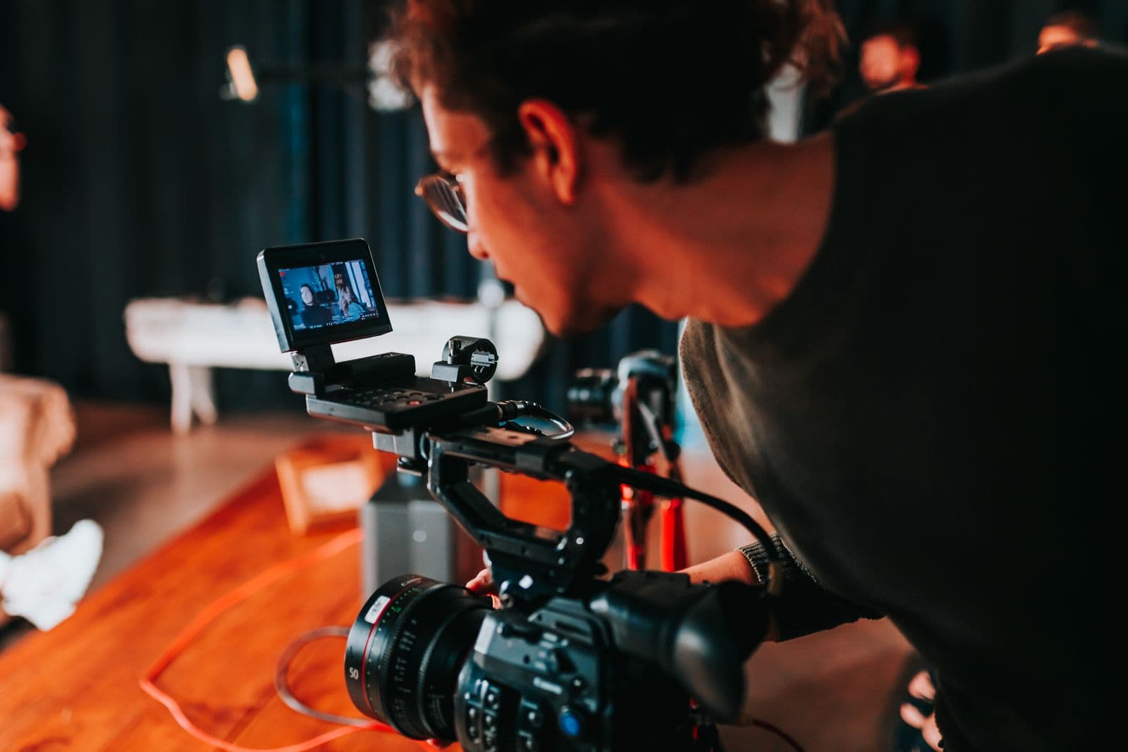 Kamera-Operator bei einer Videoproduktion am Set